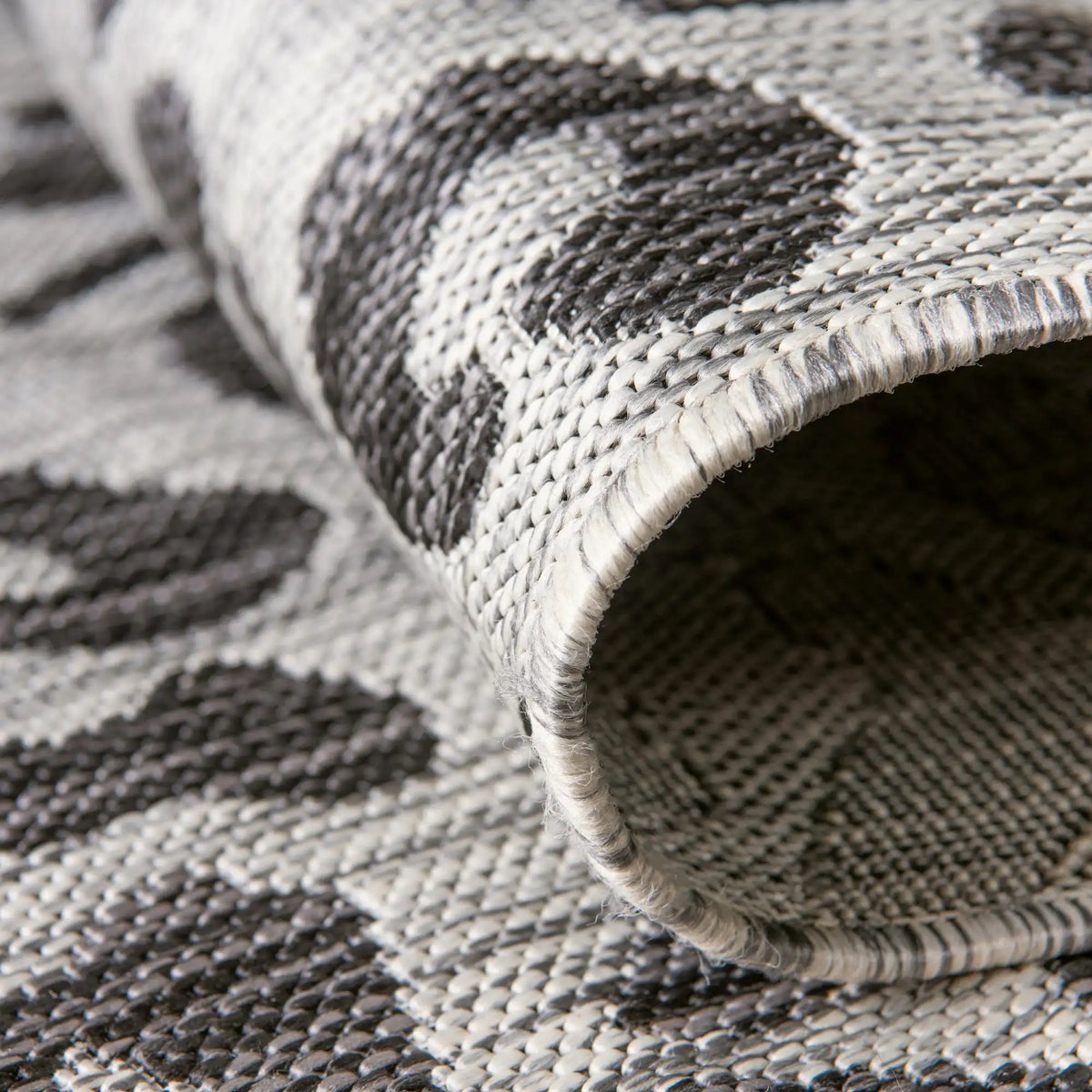 Rechteck Outdoor Teppich Outdoor Safari in Hellgrau von Hadorn™ - Lifestyle Image