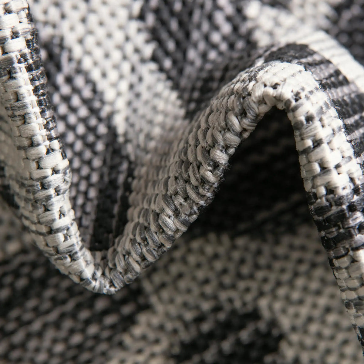 Rechteck Outdoor Teppich Outdoor Safari in Hellgrau von Hadorn™ - Lifestyle Image
