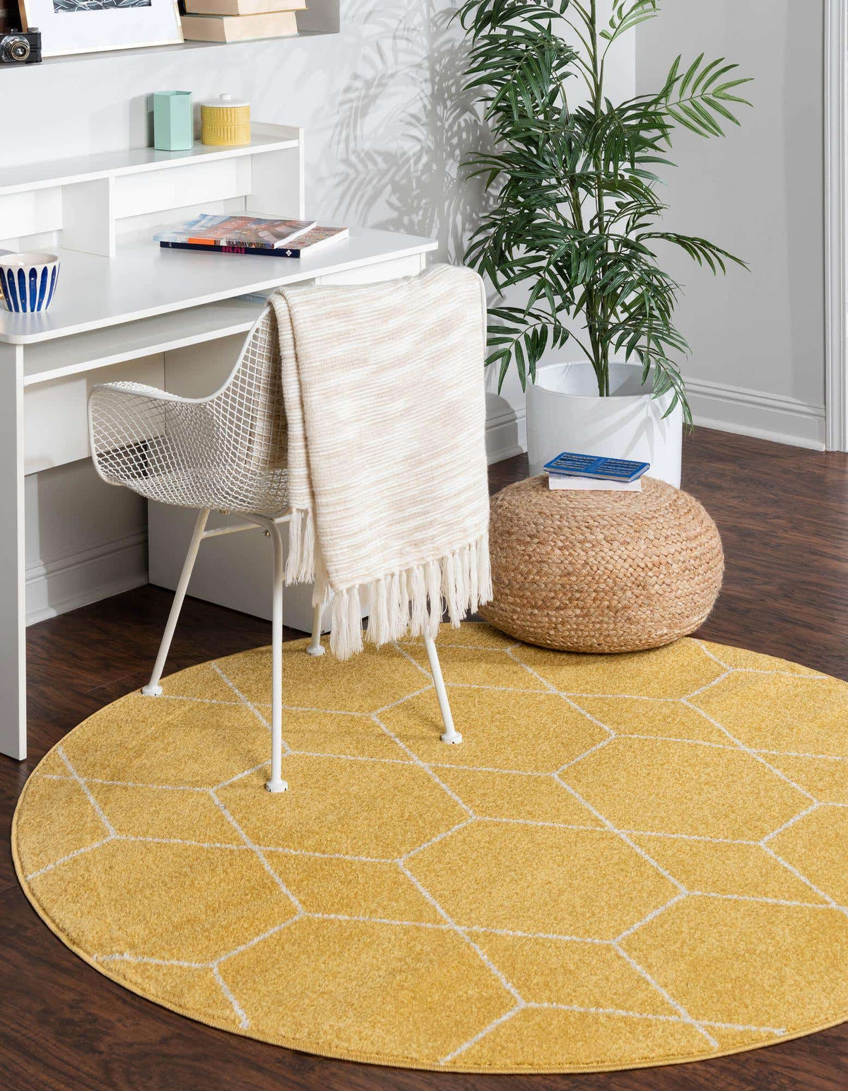 Rund Teppich Trellis Frieze in Gelb von Hadorn™ - Lifestyle Image