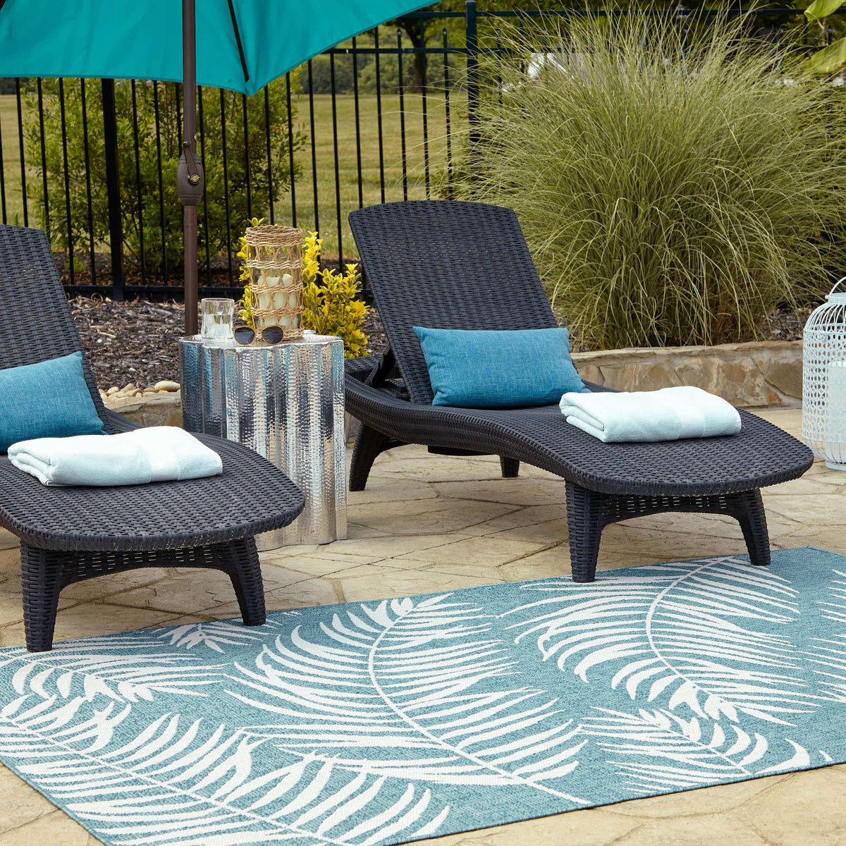 Rechteck Outdoor Teppich Outdoor Botanical in Hellblau von Hadorn™ - Lifestyle Image