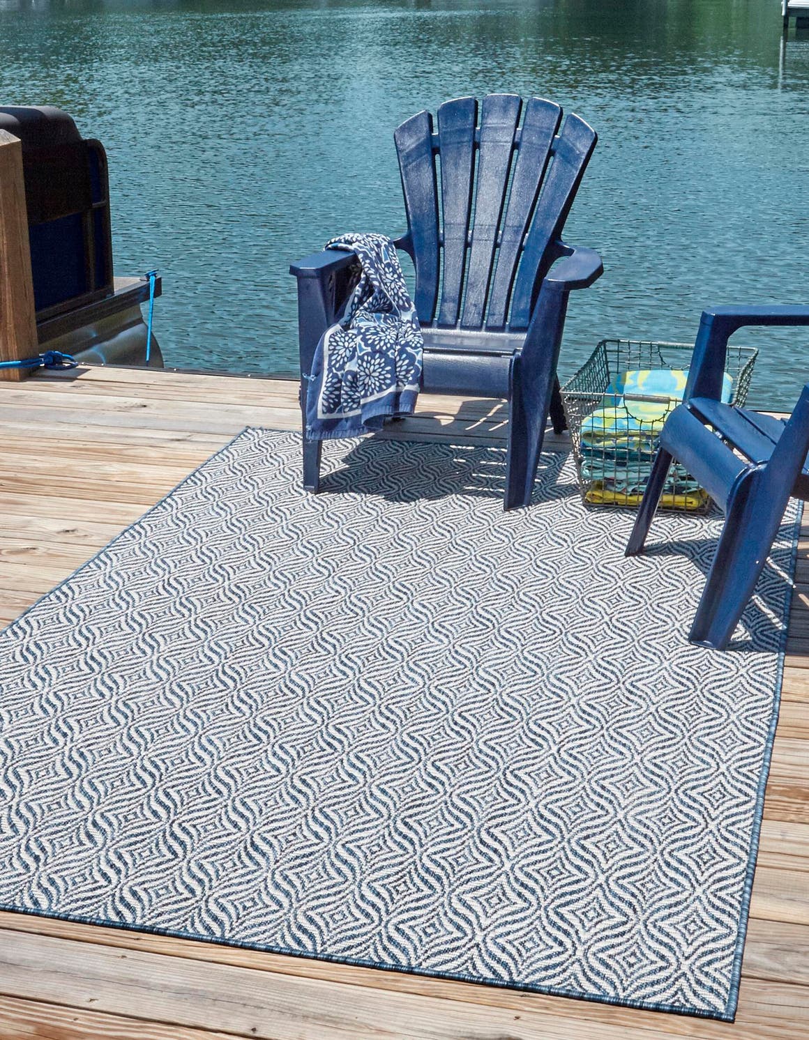 Rechteck Outdoor Teppich Outdoor Trellis in Blau von Hadorn™ - Lifestyle Image