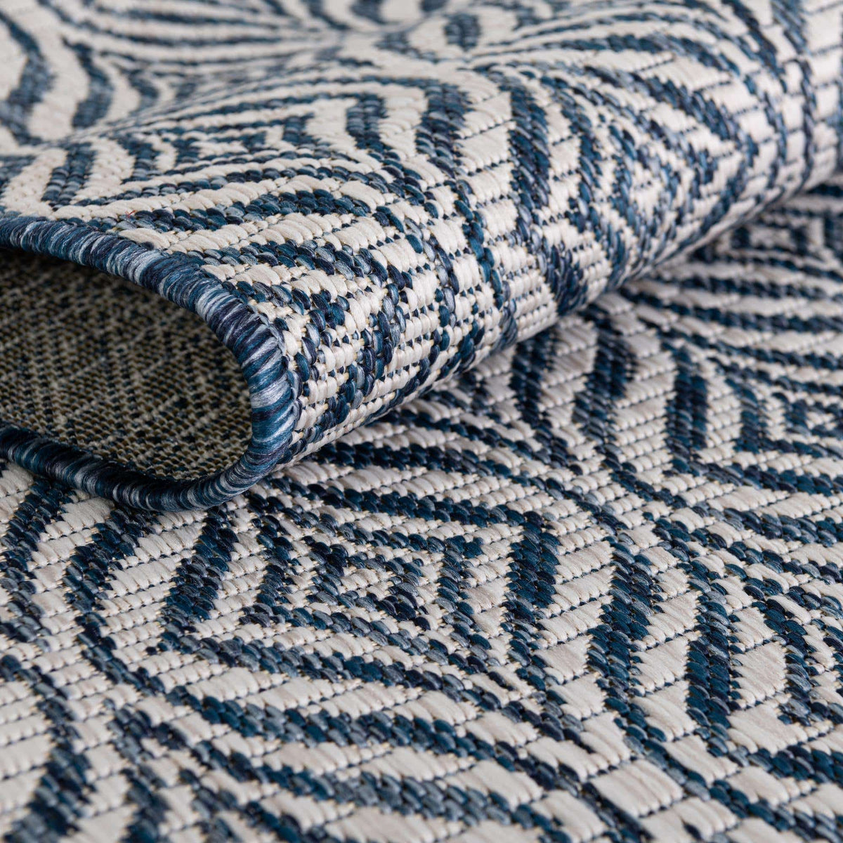 Rechteck Outdoor Teppich Outdoor Trellis in Blau von Hadorn™ - Lifestyle Image