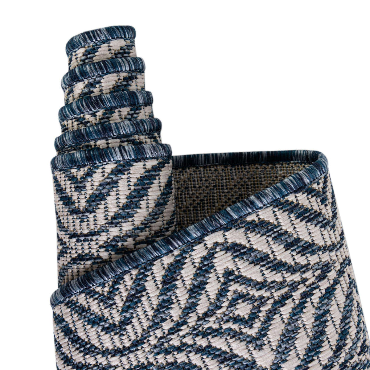 Rechteck Outdoor Teppich Outdoor Trellis in Blau von Hadorn™ - Lifestyle Image