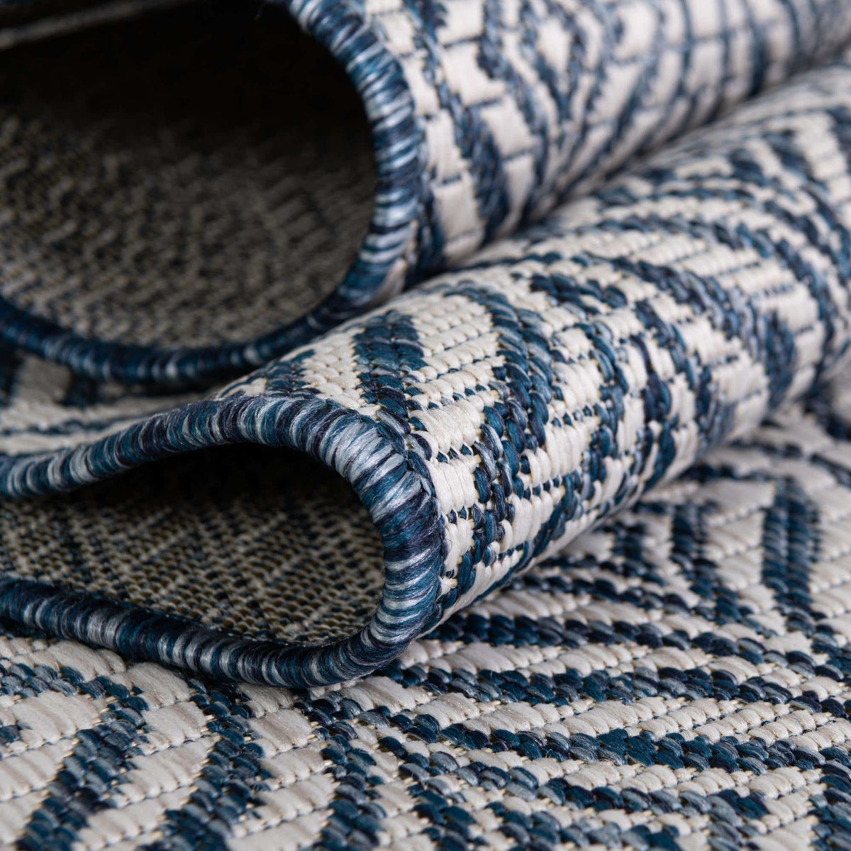 Rechteck Outdoor Teppich Outdoor Trellis in Blau von Hadorn™ - Lifestyle Image