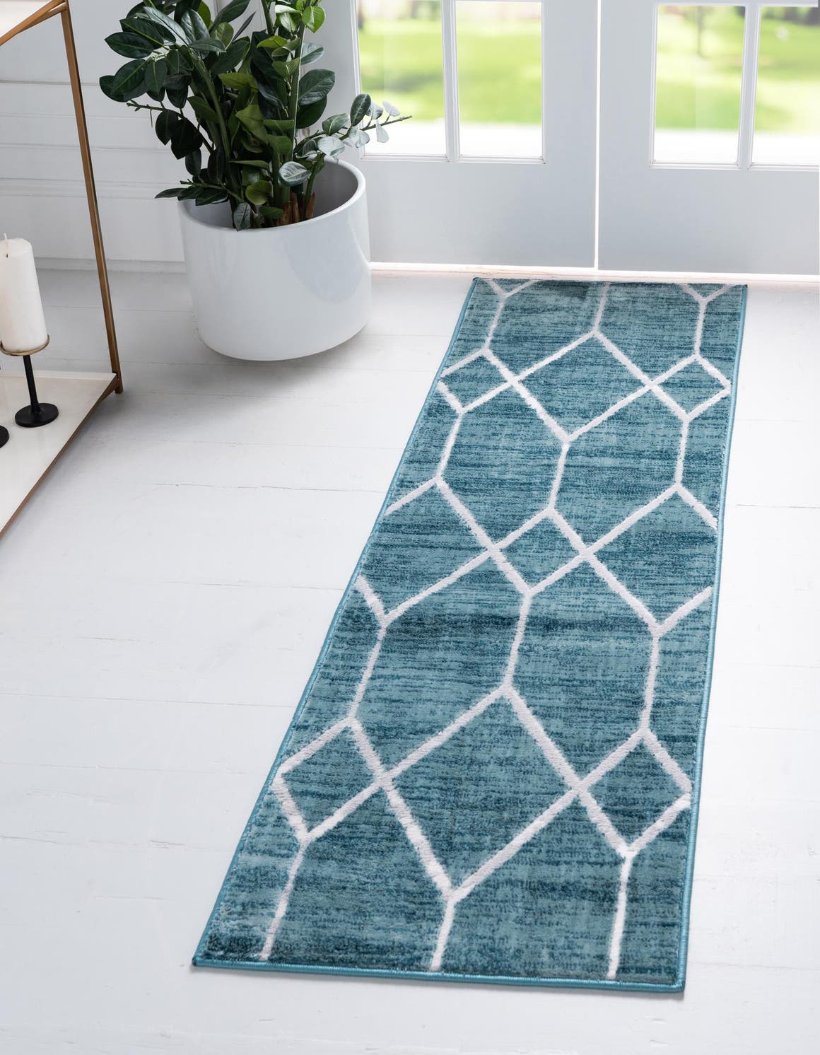 Läufer Teppich Lattice Trellis in Blau von Hadorn™ - Lifestyle Image