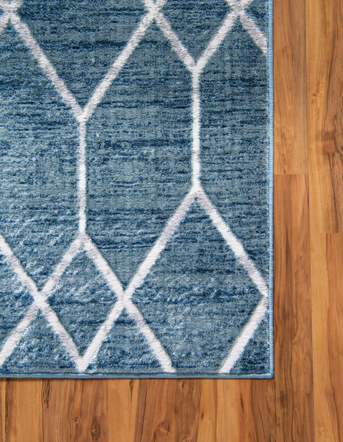 Läufer Teppich Lattice Trellis in Blau von Hadorn™ - Lifestyle Image