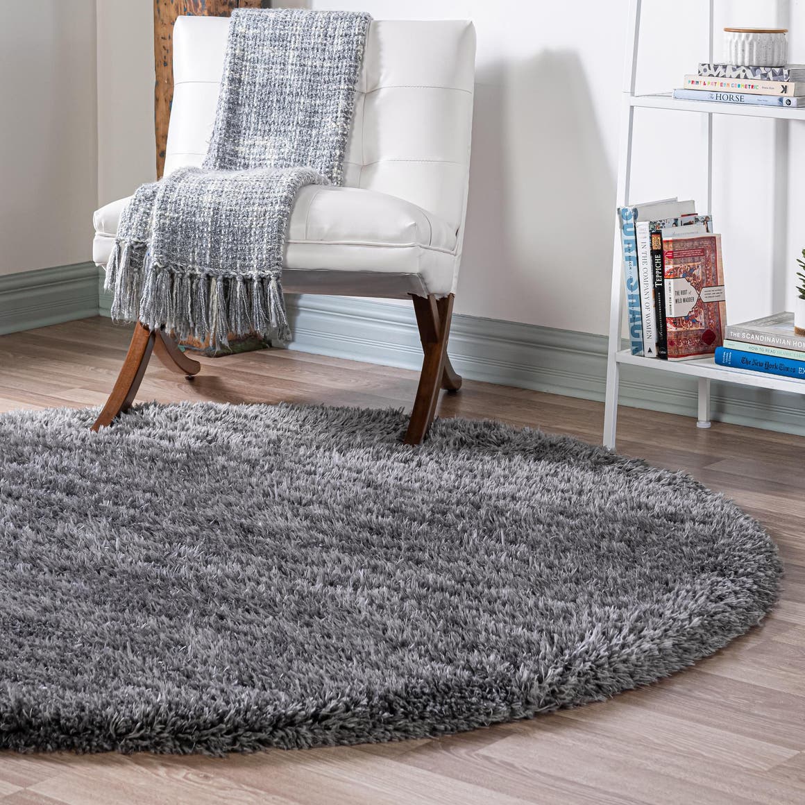 Rund Hochflorteppich Infinity Shag in Grau von Hadorn™ - Lifestyle Image