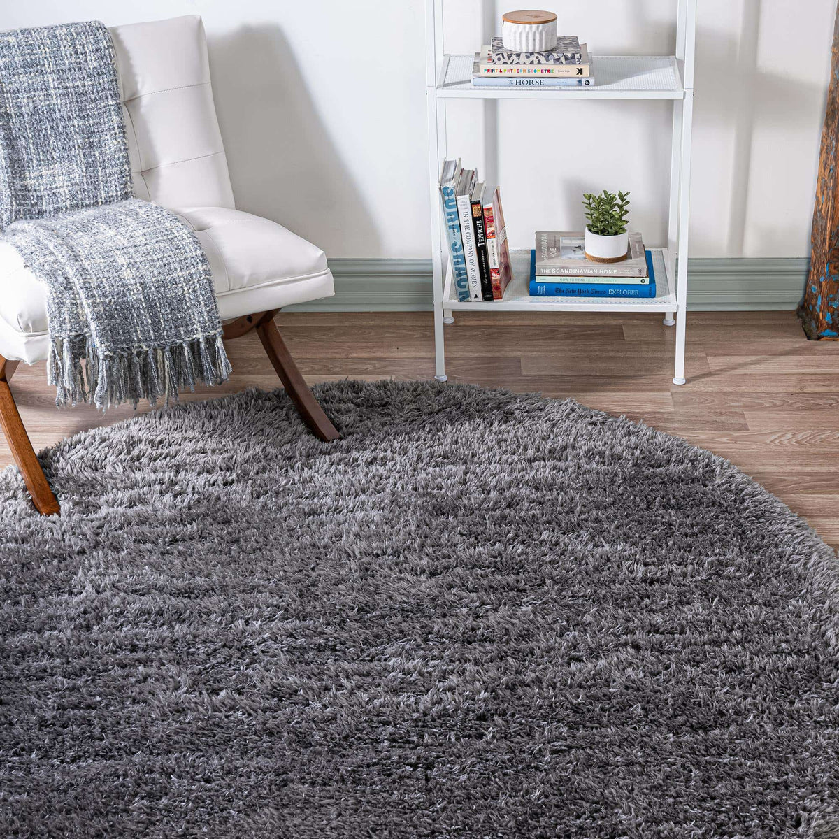 Rund Hochflorteppich Infinity Shag in Grau von Hadorn™ - Lifestyle Image