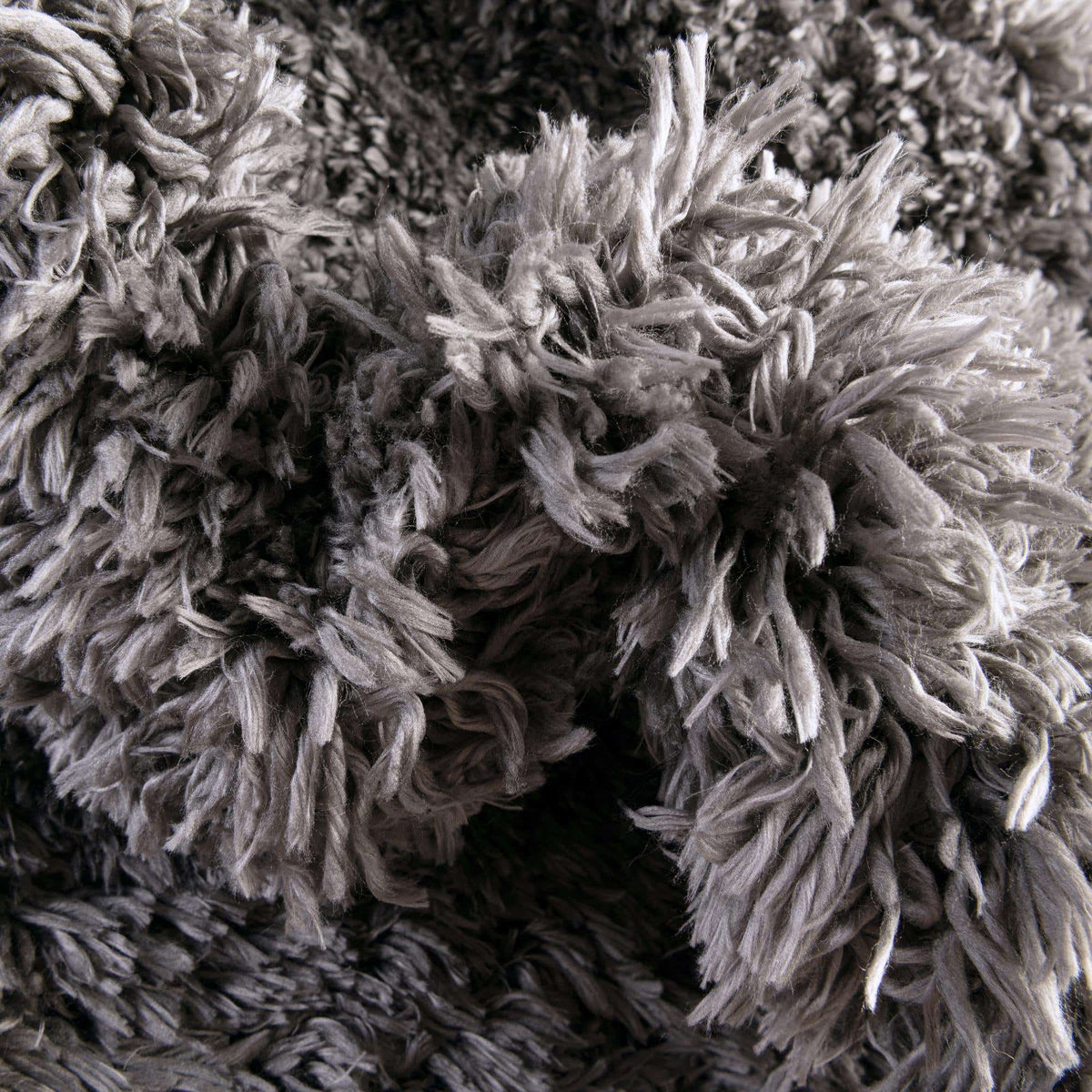 Rund Hochflorteppich Infinity Shag in Grau von Hadorn™ - Lifestyle Image