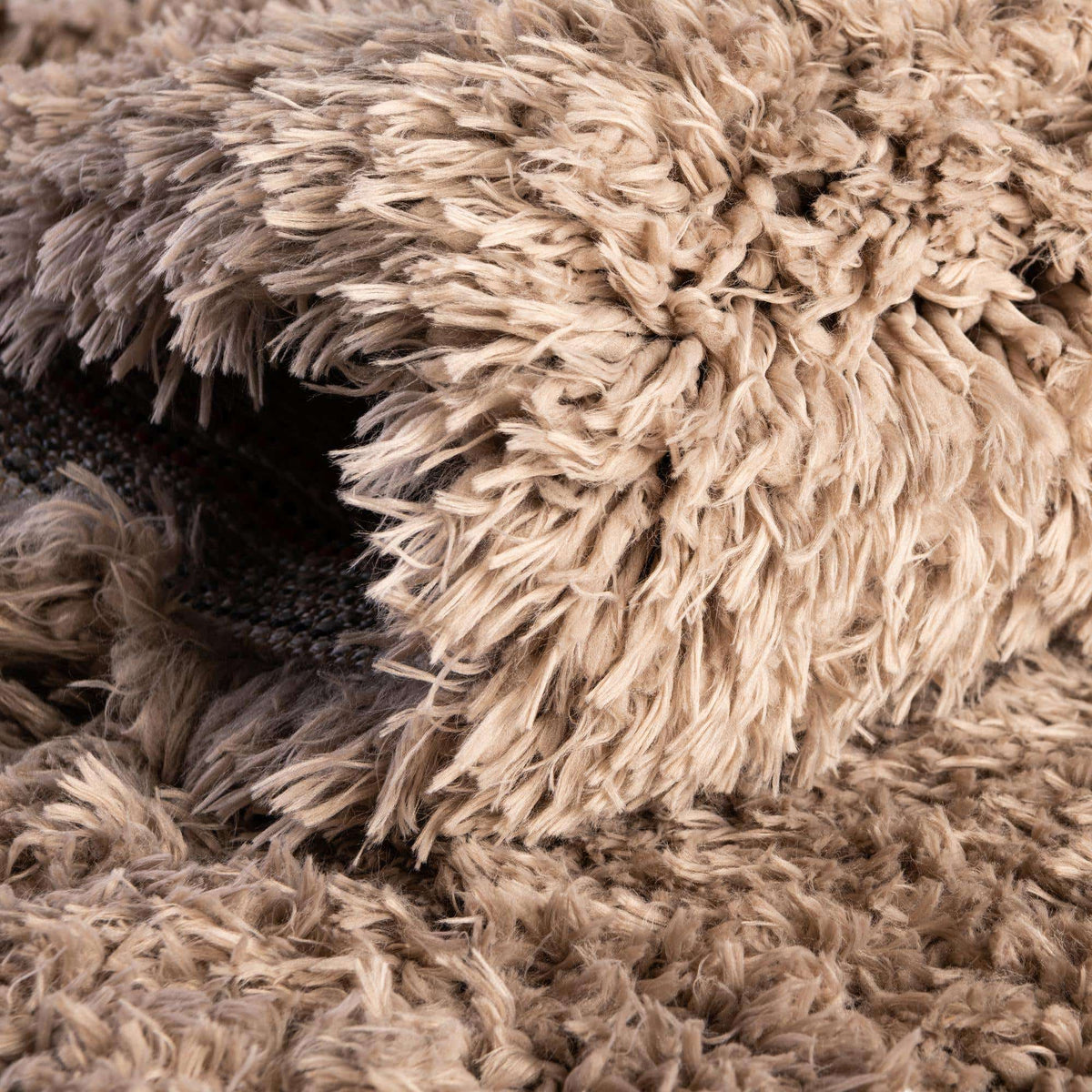 Rund Hochflorteppich Infinity Shag in Grau von Hadorn™ - Lifestyle Image