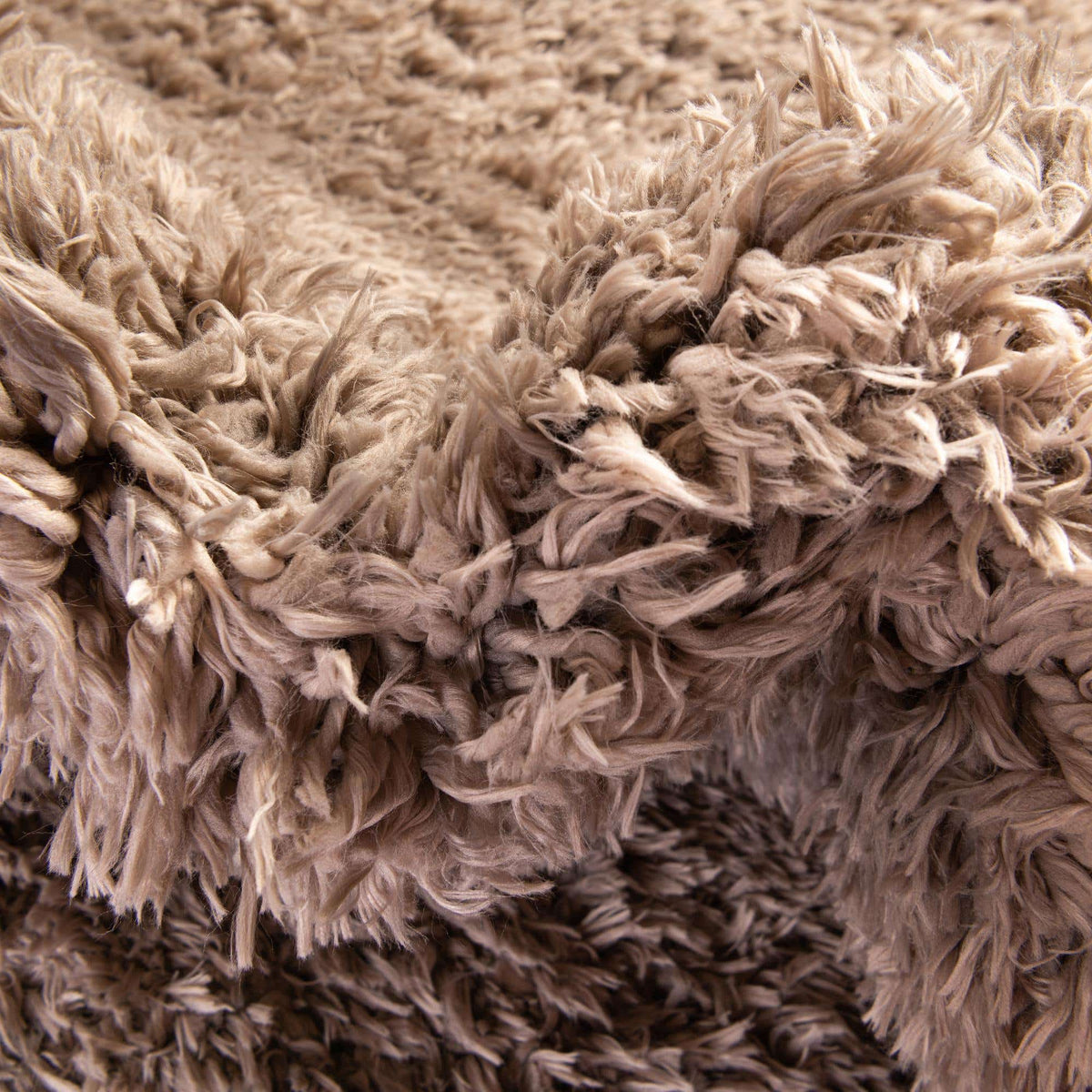 Rund Hochflorteppich Infinity Shag in Grau von Hadorn™ - Lifestyle Image