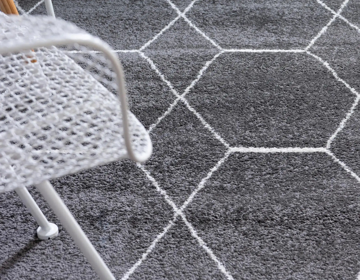 Oval Teppich Trellis Frieze in Dunkelgrau von Hadorn™ - Lifestyle Image