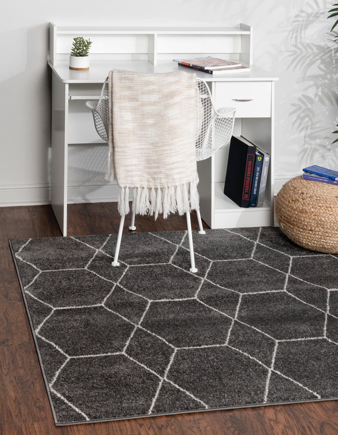 Quadratisch Teppich Trellis Frieze in Dunkelgrau von Hadorn™ - Lifestyle Image