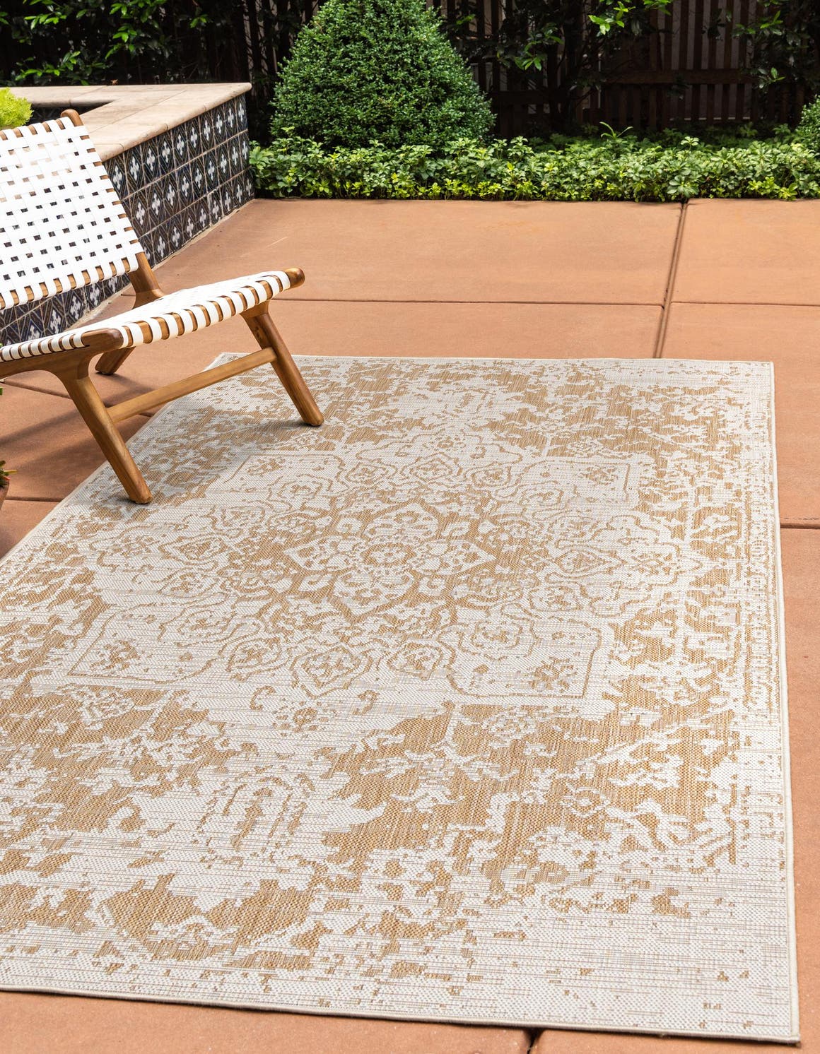 Rechteck Outdoor Teppich Jill Zarin Outdoor in Beige von Hadorn™ - Lifestyle Image