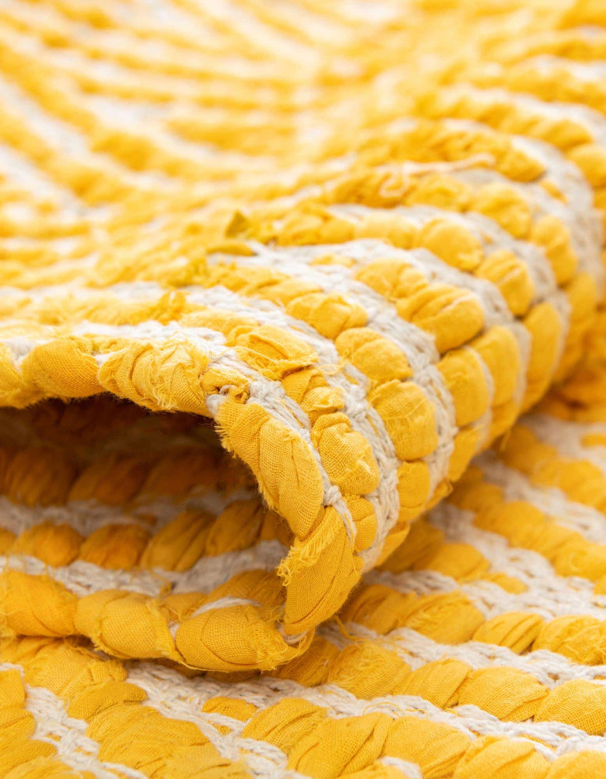 Rechteck Handgeflochten Teppich Chindi Chevron in Gelb von Hadorn™ - Lifestyle Image