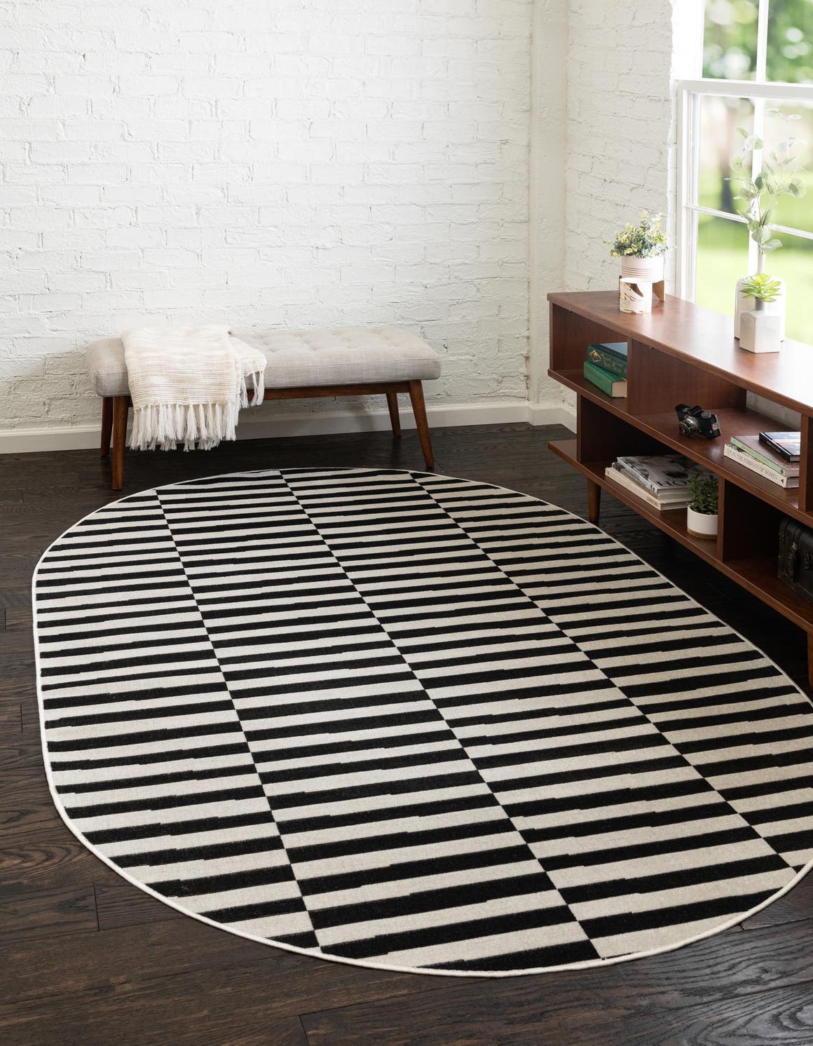 Oval Teppich Tribeca in Schwarz von Hadorn™ - Lifestyle Image