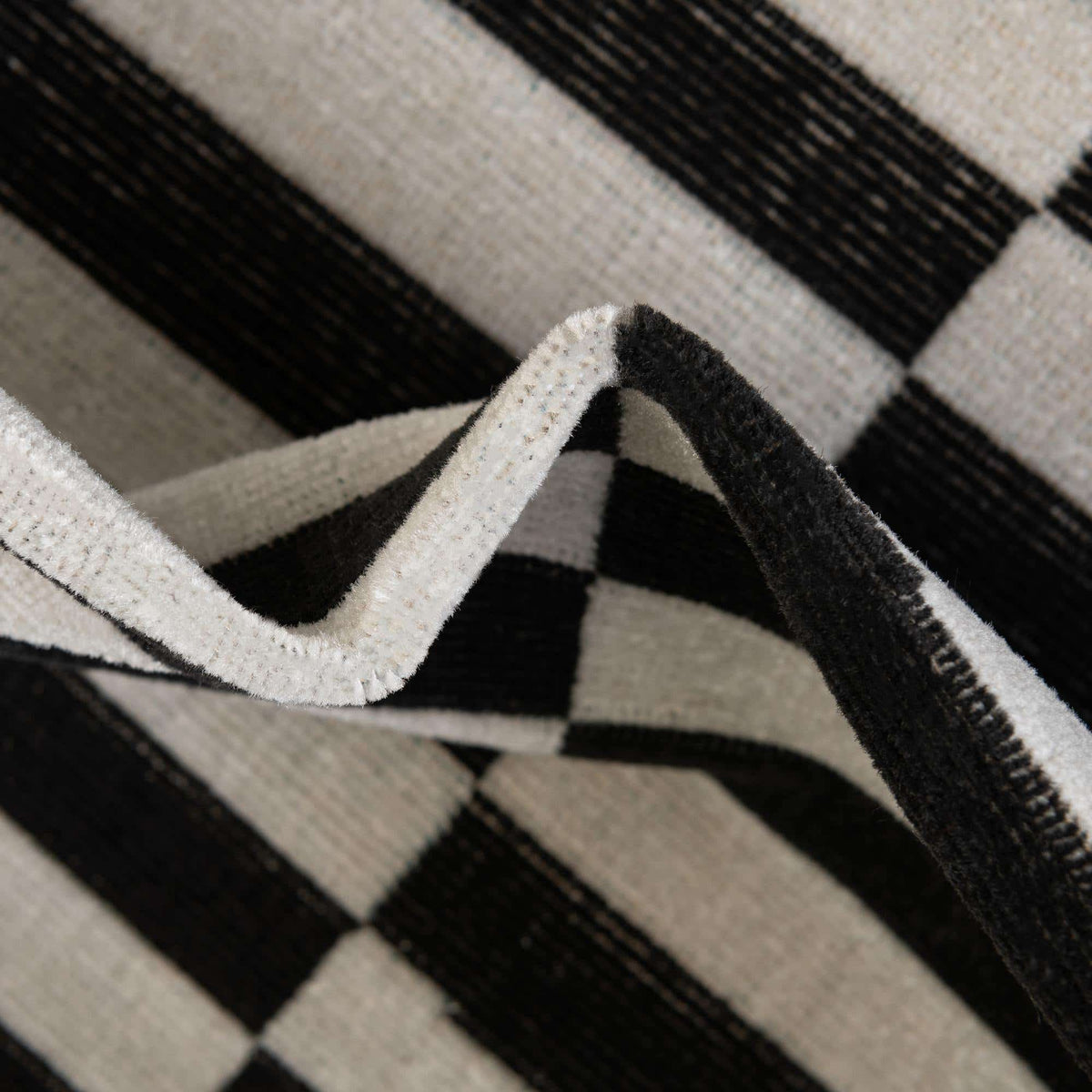 Oval Teppich Tribeca in Schwarz von Hadorn™ - Lifestyle Image