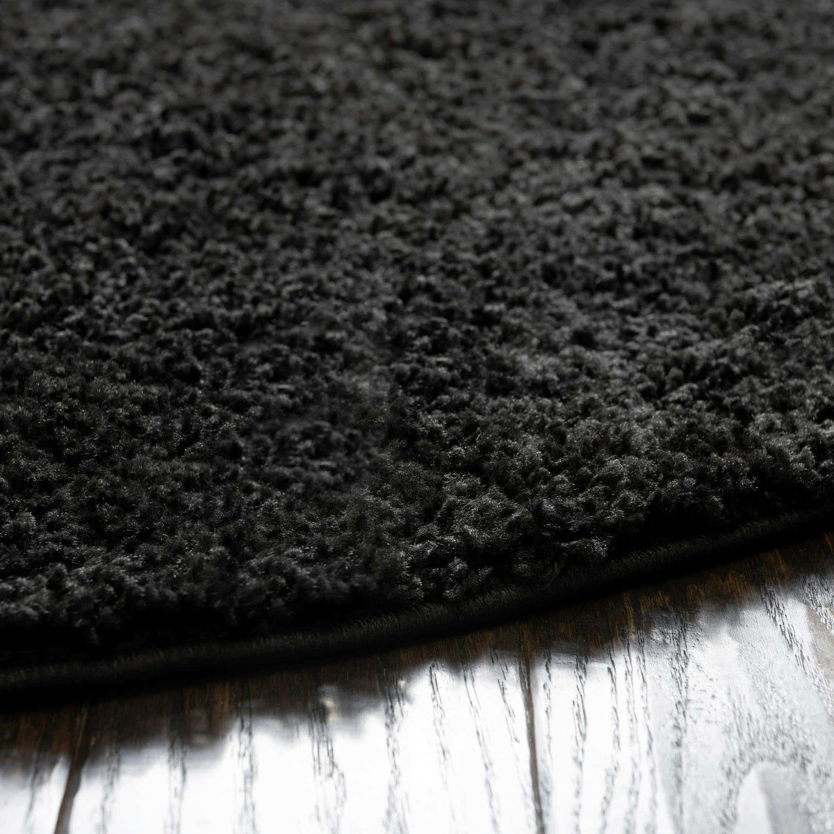 Rund Hochflorteppich Everyday Shag in Schwarz von Hadorn™ - Lifestyle Image