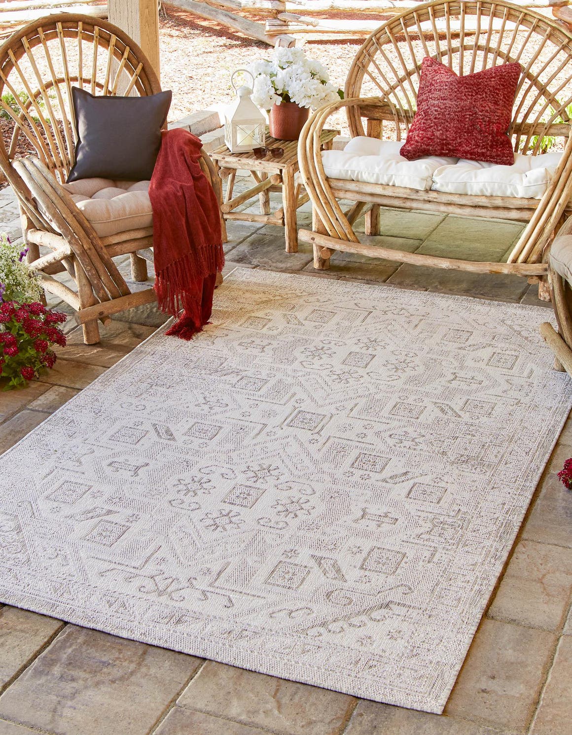 Rechteck Outdoor Teppich Outdoor Aztec in Hellgrau von Hadorn™ - Lifestyle Image