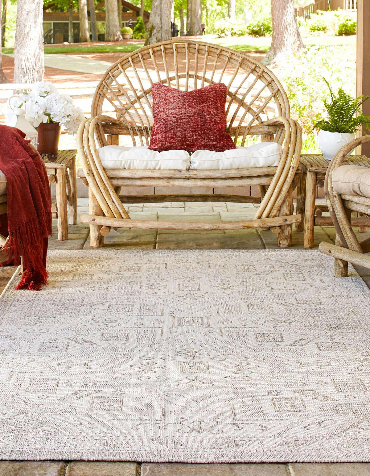 Rechteck Outdoor Teppich Outdoor Aztec in Hellgrau von Hadorn™ - Lifestyle Image