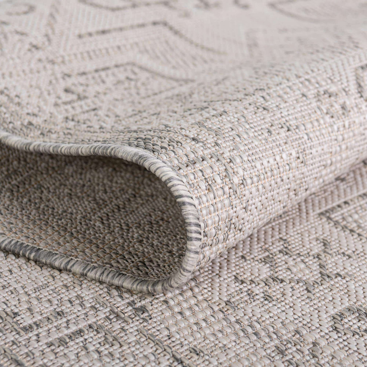 Rechteck Outdoor Teppich Outdoor Aztec in Hellgrau von Hadorn™ - Lifestyle Image