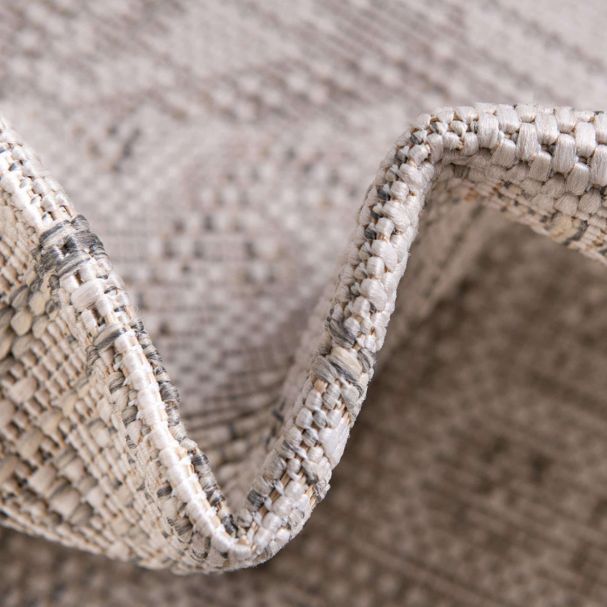 Rechteck Outdoor Teppich Outdoor Aztec in Hellgrau von Hadorn™ - Lifestyle Image