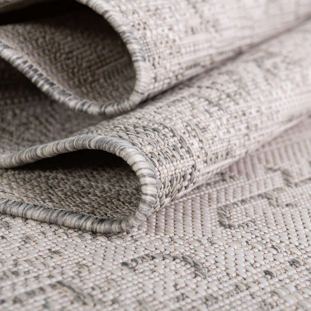 Rechteck Outdoor Teppich Outdoor Aztec in Hellgrau von Hadorn™ - Lifestyle Image