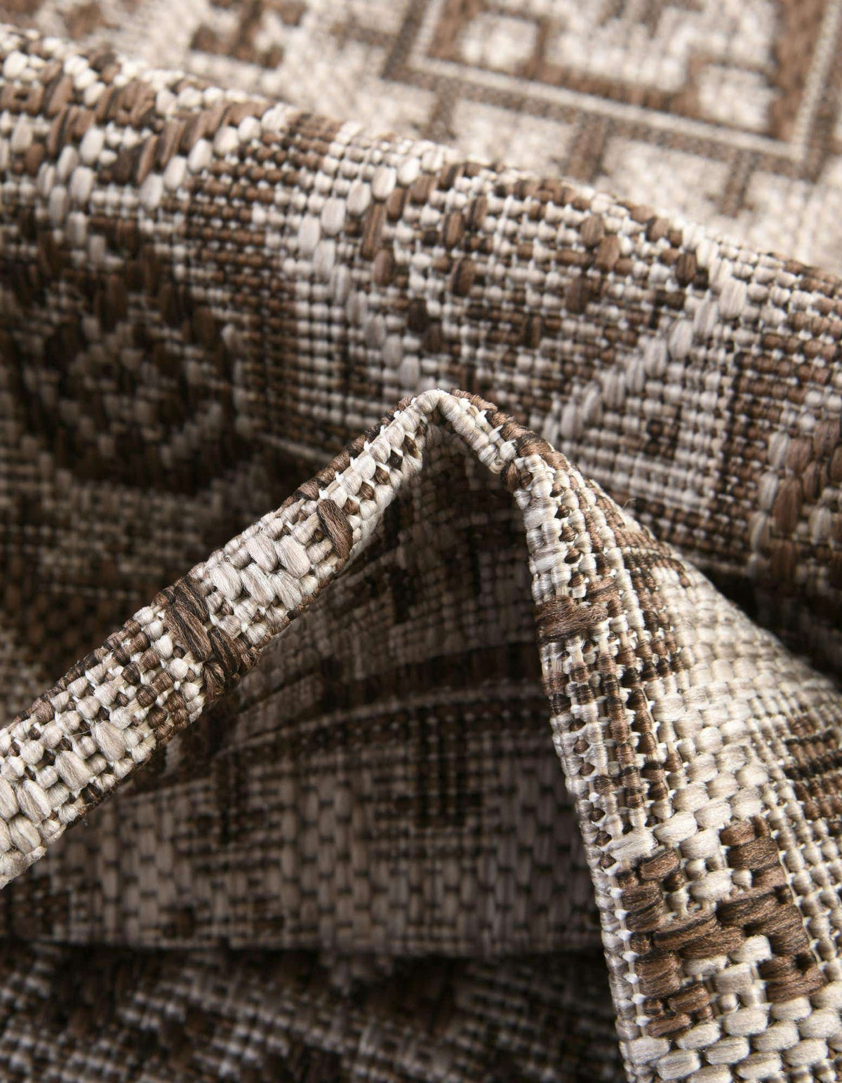 Achteck Outdoor Teppich Outdoor Aztec in Braun von Hadorn™ - Lifestyle Image
