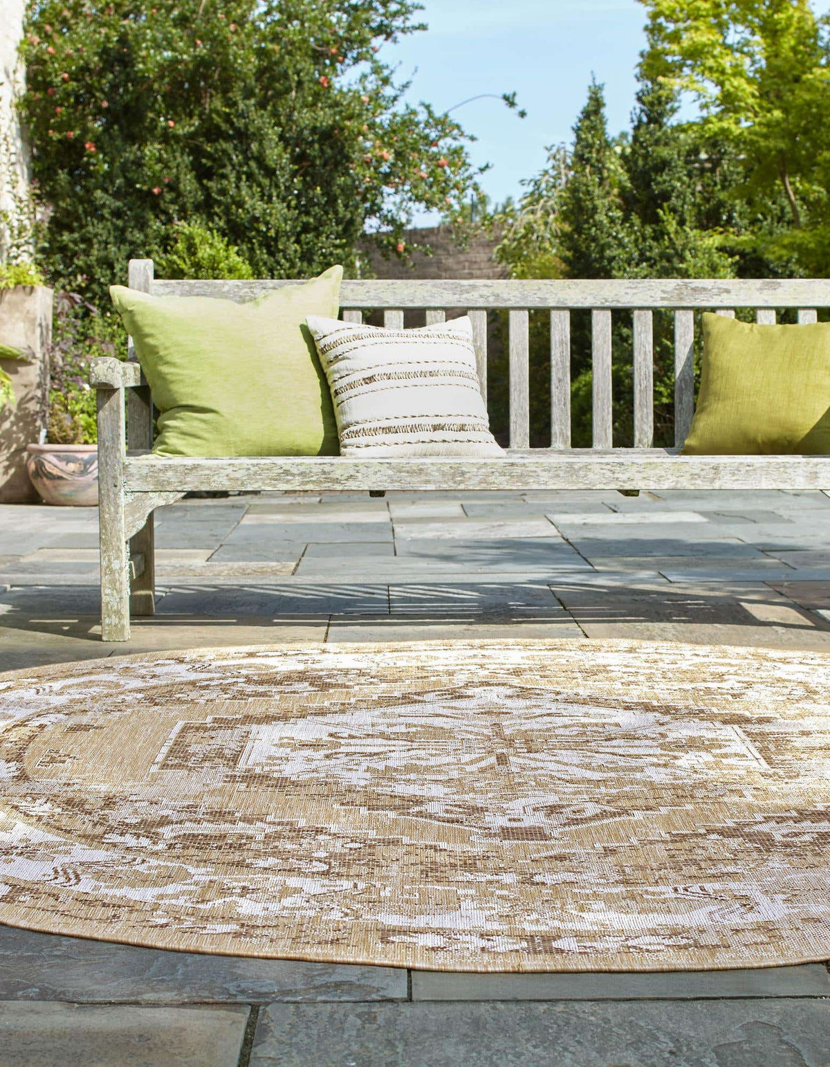 Rund Outdoor Teppich Outdoor Traditional in Natürlich von Hadorn™ - Lifestyle Image