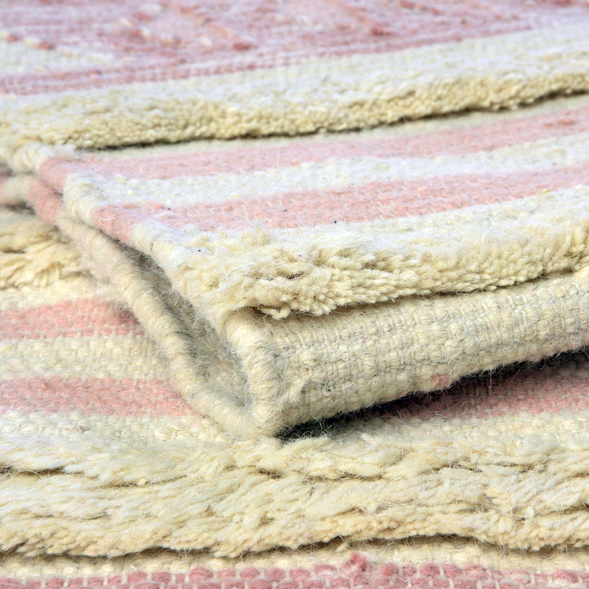 Rechteck Handgeflochten Teppich Arizona in Babyrosa von Hadorn™ - Lifestyle Image