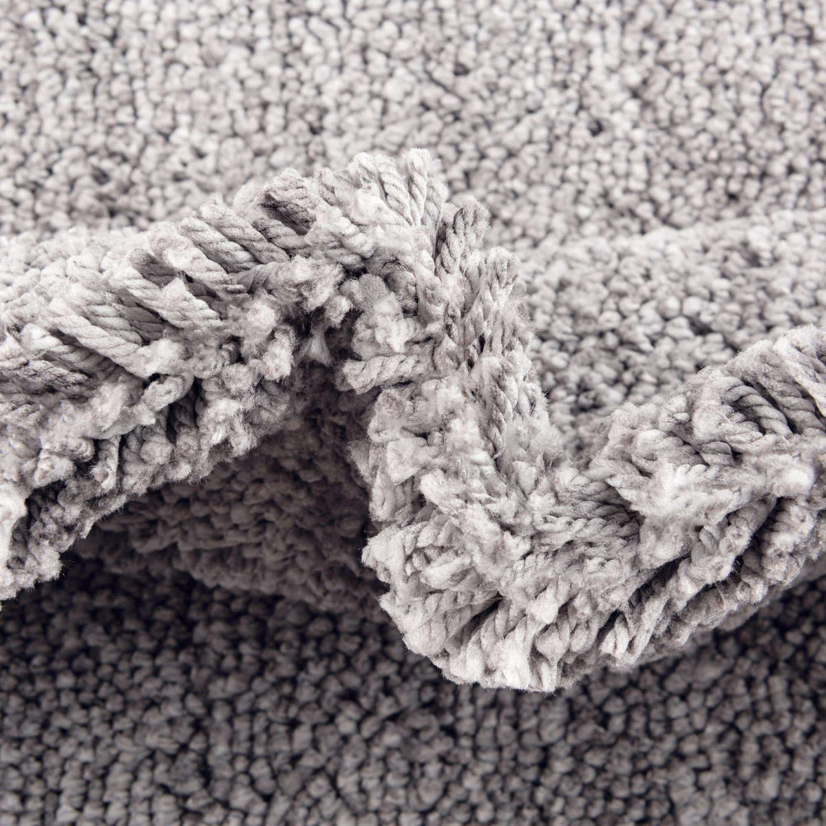 Rund Hochflorteppich Jill Zarin Shaggy Chic in Pfeffer Grau von Hadorn™ - Lifestyle Image