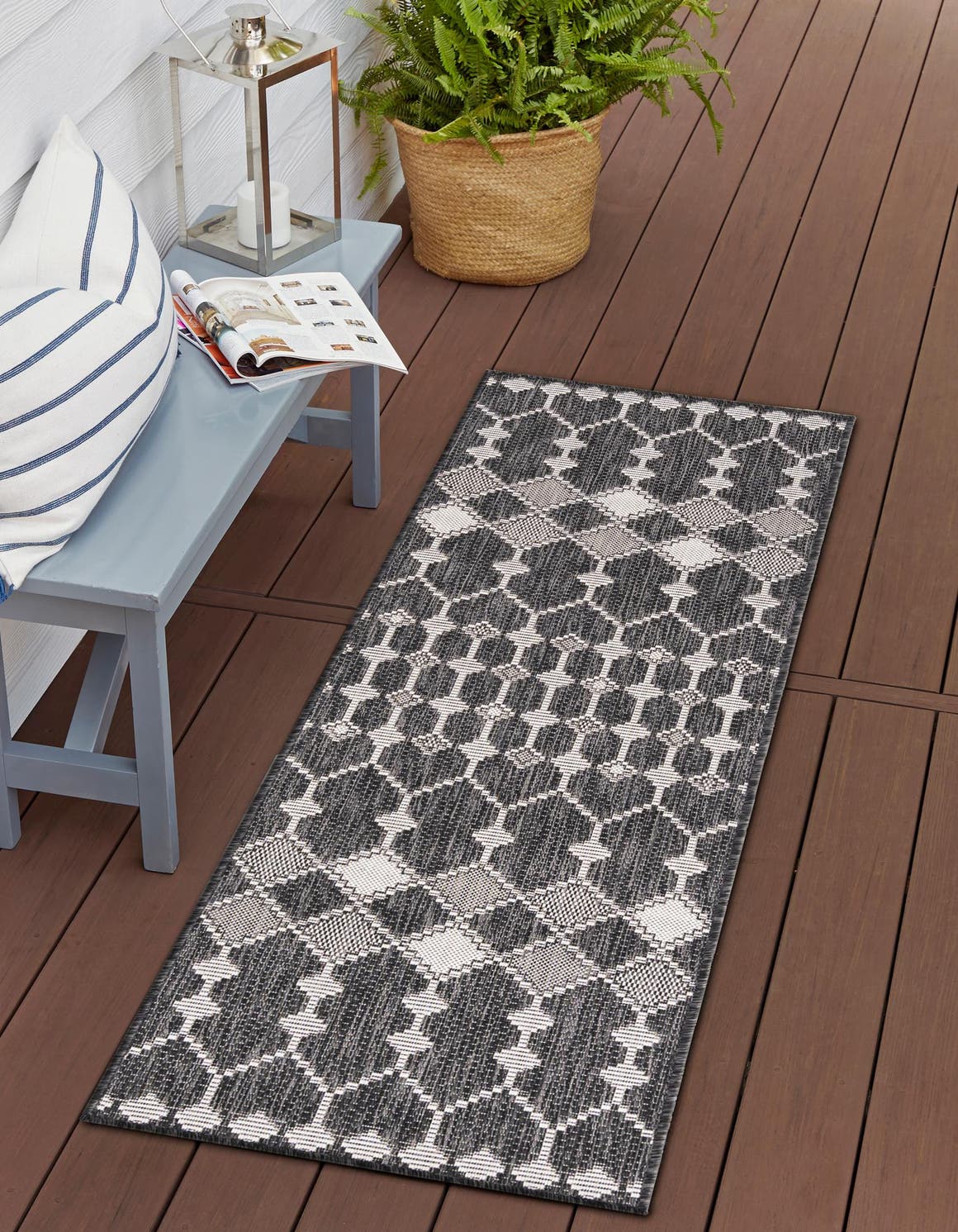 Läufer Outdoor Teppich Outdoor Trellis in Holzkohle von Hadorn™ - Lifestyle Image